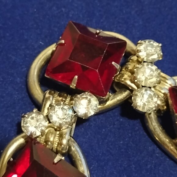 🎬Vintage Red Glass Square Cut Gold Tone Link Bracelet - Picture 7 of 13